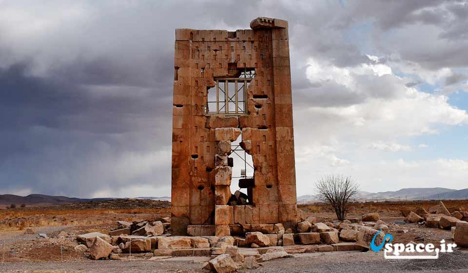 برج سنگ (آرامگاه کمبوجیه) در 28 کیلومتری اقامتگاه بوم گردی اجاق سید کریم - فارس - پاسارگاد - سعادتشهر